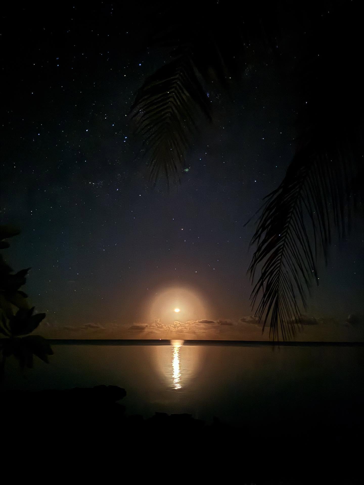 Madame Hina va se coucher 🌙 belle nuit à tous #fakarava #raimiti #tuamotu #moon #light #naturephotography