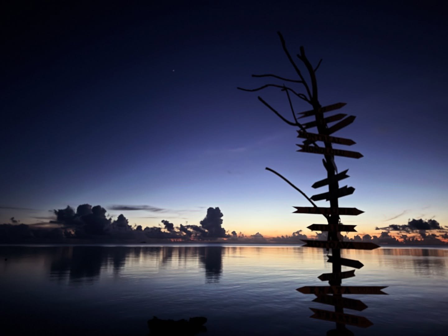 Un Raimiti rien que pour nous pour 10 jours 💙 
La haute saison terminée on va souffler un peu et recharger les batteries avant la réouverture pour les fêtes de fin d’année 
#sunset #onlyus #fakarava #raimiti #onkiff