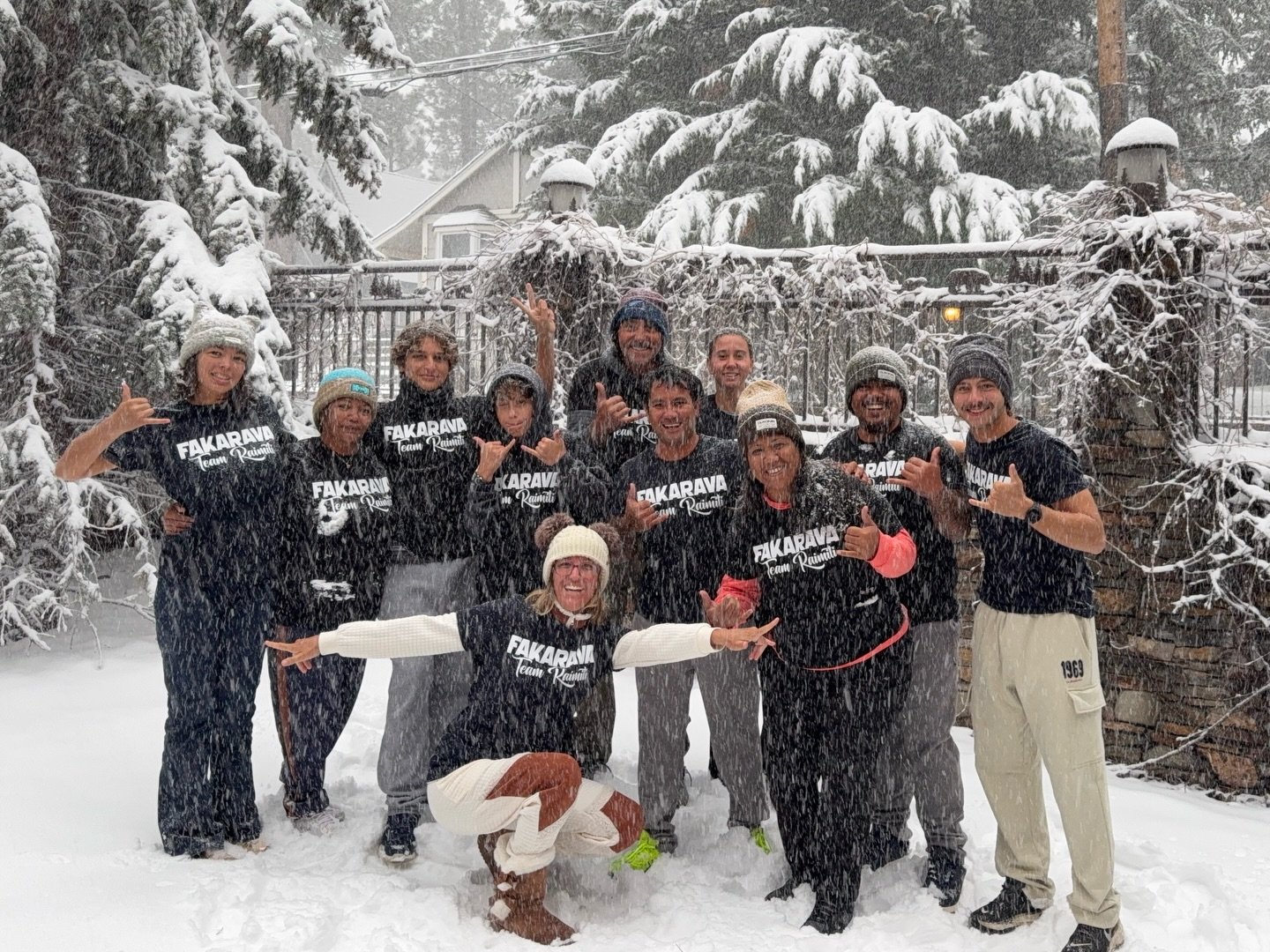 La team Raimiti sous la neige ❄️❄️❄️❄️ 🤩🤩🤩
Cette photo existe grâce à vous !!!!

Vos pourboires se sont transformés en billets d’avion, en souvenirs inoubliables… et en quelques orteils congelés ❄️
Pour beaucoup, c’est la toute première fois qu’ils voient la neige. Un rêve devenu réalité.

Merci pour votre générosité.
Merci pour votre cœur.
Merci de faire partie de cette histoire. ✨