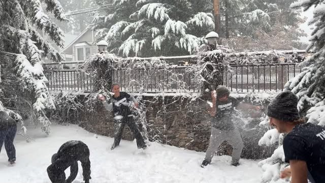 La team Raimiti en en vacances sur le continent mission bataille de neige ❄️❄️❄️⛄️🌨️🪏
Finalement on est et on restera toujours des enfants 😅