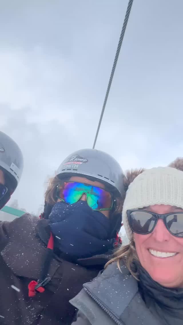 ‼️⚠️ les « Paumotu » font du ski !!!! ‼️⚠️‼️
Ambiance sur les pistes fraîchement enneigées ❄️❄️❄️❄️ 
#snow #TeamRaimiti #fakaravaRepresent #familytime❤️