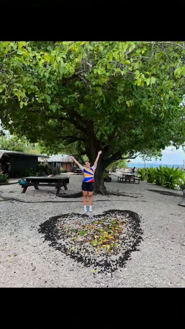 Ici nous observons une Réunionnaise en milieu hostile.

Chaque matin, le TAU largue des milliers de graines afin de tester sa patience.
Le spécimen garde malgré tout le sourire… pour l’instant 😂🌴
#taslesboules #cestbientotfini #fakarava #tuamotu #tau